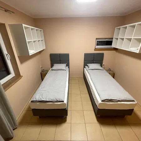 Dom Pod Swierkami 이스테브나